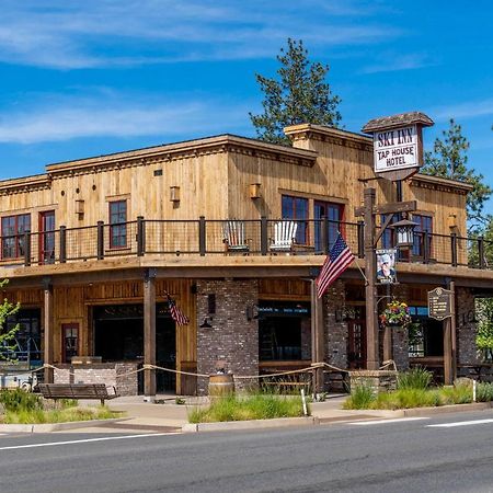 Ski Inn Taphouse Hotel Систерс Экстерьер фото